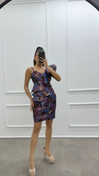 فستان بتصميم مكشكش بتفاصيل شفافة باللون الفوشيا