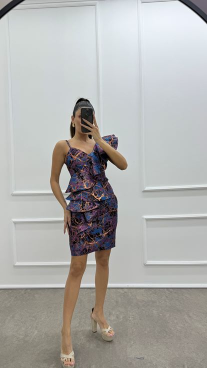 فستان بتصميم مكشكش بتفاصيل شفافة باللون الفوشيا