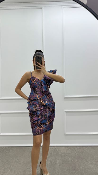 فستان بتصميم مكشكش بتفاصيل شفافة باللون الفوشيا