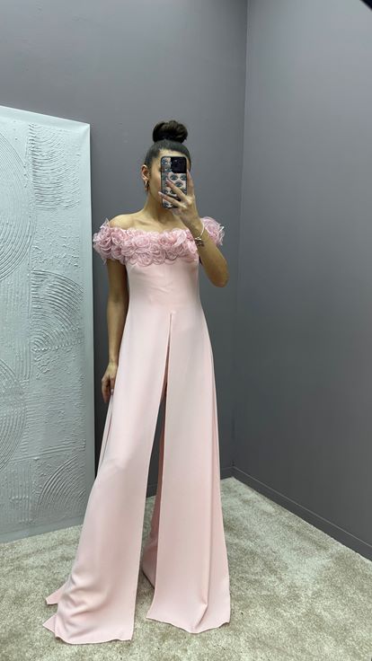 Trägerloser, puderfarbener Overall mit Rüschendetail