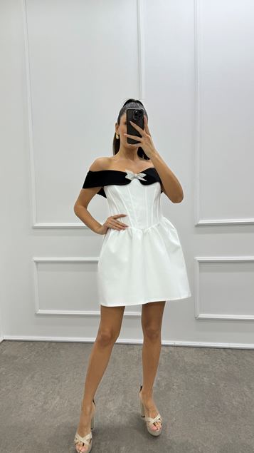 Beyaz Kayık Yaka Göğüs Detay Tasarım Elbise