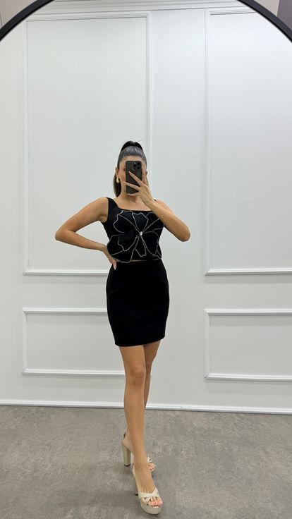 Conjunto de dos piezas tipo bustier negro con detalles florales y pedrería 