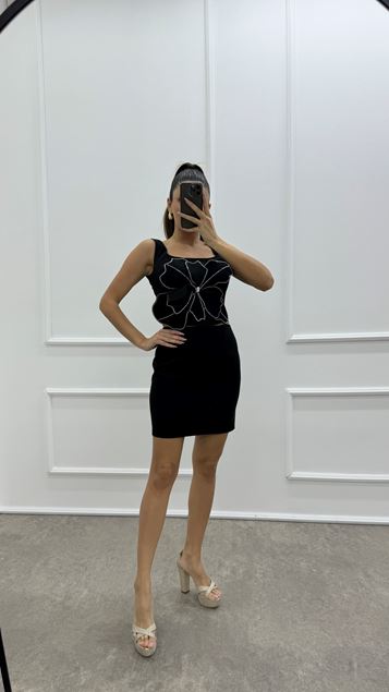 Conjunto Doble de Piedra con Detalle de Flor Negro