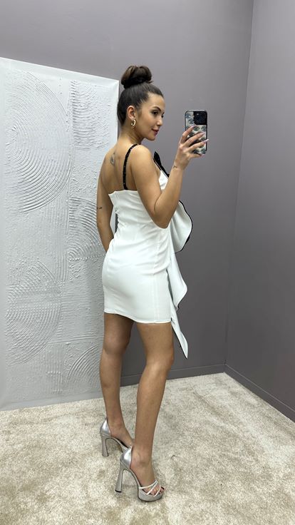 Vestido de diseñador blanco con detalle bordado en el cuello