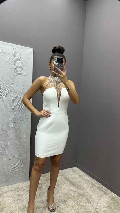 Vestido de diseñador blanco con detalle bordado en el cuello