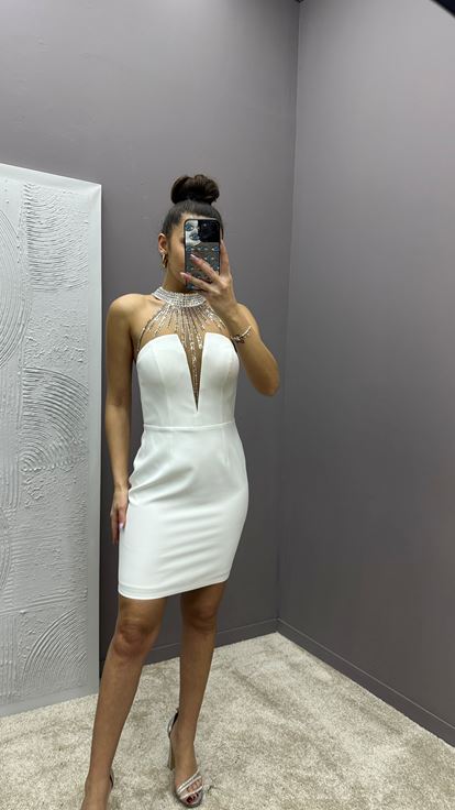 Vestido de diseñador blanco con detalle bordado en el cuello