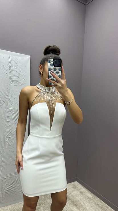 Vestido de diseñador blanco con detalle bordado en el cuello