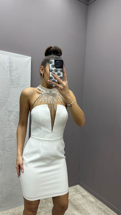 Vestido de diseñador blanco con detalle bordado en el cuello