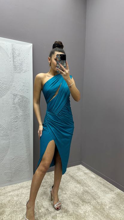 Robe de créateur turquoise asymétrique à une épaule et taille drapée