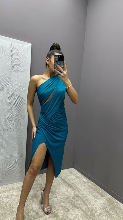 Robe de créateur turquoise asymétrique à une épaule et taille drapée