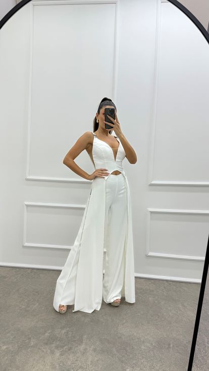 فستان أبيض بتفاصيل على الصدر وتصميم مخطط