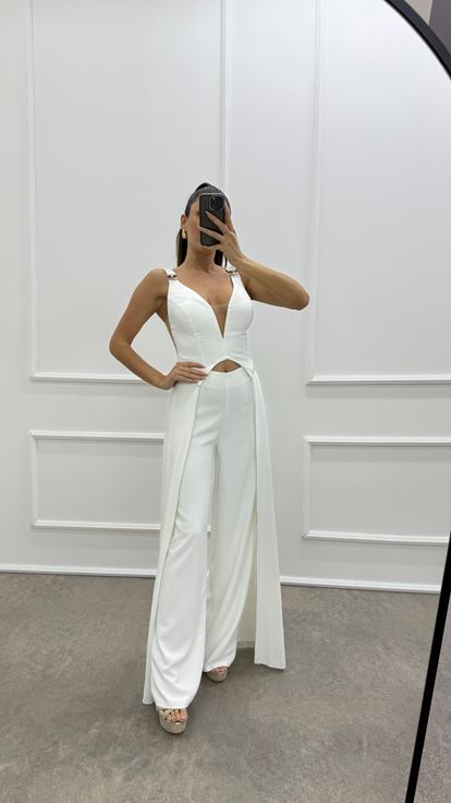 فستان أبيض بتفاصيل على الصدر وتصميم مخطط