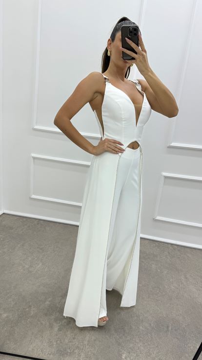 فستان أبيض بتفاصيل على الصدر وتصميم مخطط