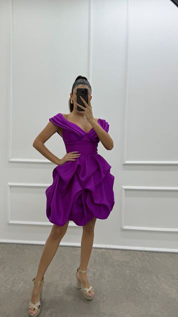 Vestido de diseño de falda globo con detalle de pecho fucsia