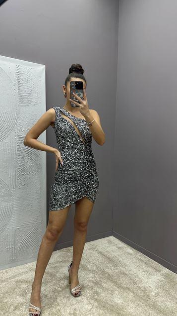Silbernes Paillettenkleid mit One Shoulder Design und Taillendetail