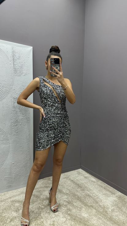 Vestido plateado de lentejuelas con un solo hombro y detalle en la cintura 