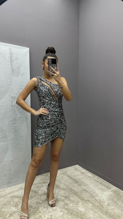 Vestido plateado de lentejuelas con un solo hombro y detalle en la cintura 