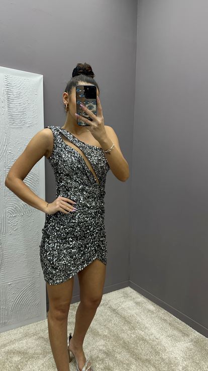 Vestido plateado de lentejuelas con un solo hombro y detalle en la cintura 