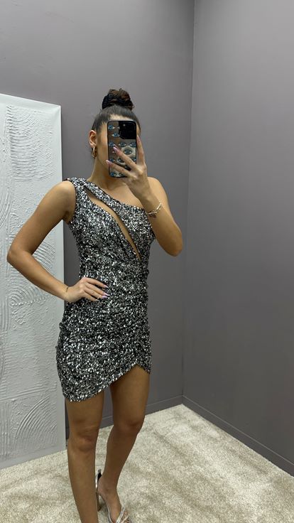 Vestido plateado de lentejuelas con un solo hombro y detalle en la cintura 