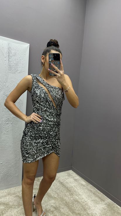 Vestido plateado de lentejuelas con un solo hombro y detalle en la cintura 