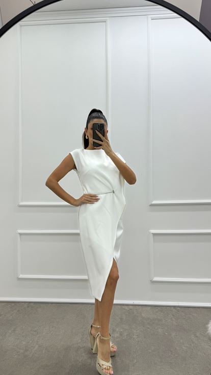 Weißes, asymmetrisch geschnittenes Kleid mit Streifendetail