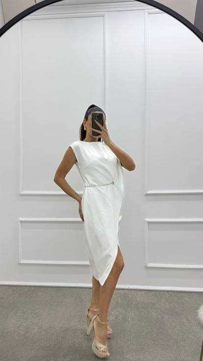 Weißes, asymmetrisch geschnittenes Kleid mit Streifendetail