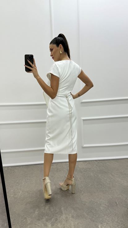 Weißes, asymmetrisch geschnittenes Kleid mit Streifendetail