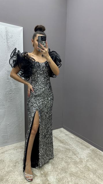 Abendkleid mit silbernem Paillettenbesatz und Tülldetails an den Schultern