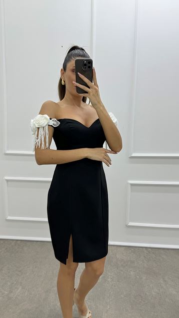 Vestido de diseño con borlas con detalle floral y mangas negras