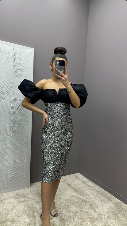Vestido negro con diseño de lentejuelas con manga globo