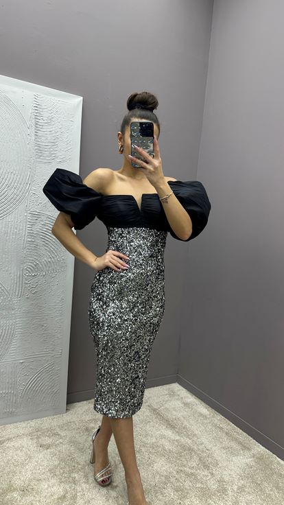 Vestido negro con diseño de lentejuelas con manga globo