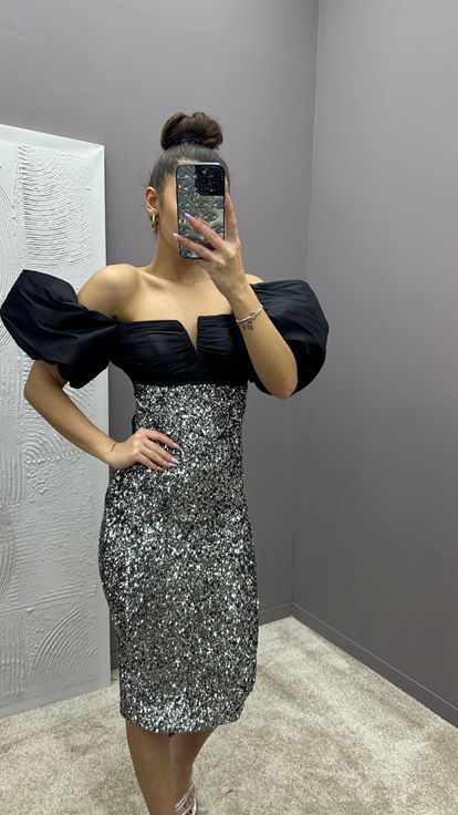Vestido negro con diseño de lentejuelas con manga globo