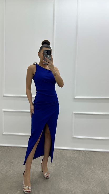 Vestido de un solo hombro con detalles bordados de Saks