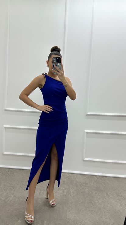 Vestido de un solo hombro con detalles bordados de Saks