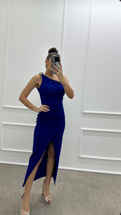 Vestido de un solo hombro con detalles bordados de Saks