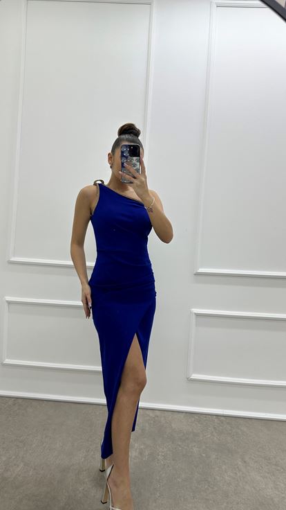 Vestido de un solo hombro con detalles bordados de Saks