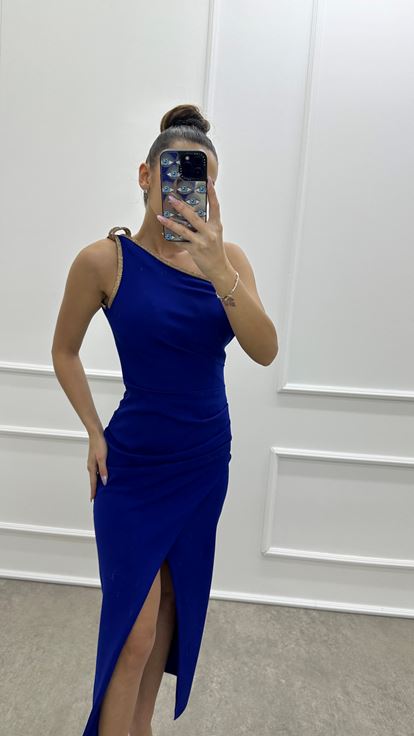 Vestido de un solo hombro con detalles bordados de Saks