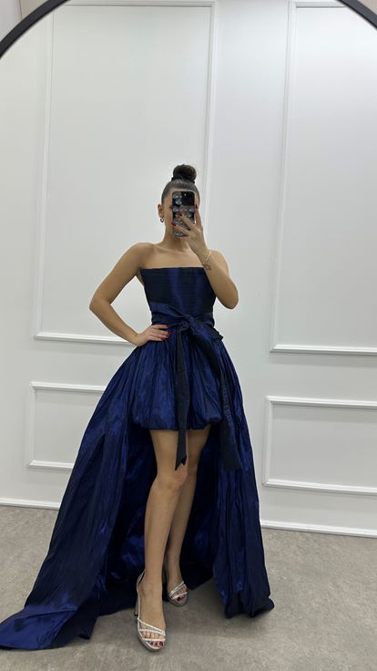 Marineblaues, trägerloses Abendkleid mit Schleife aus Taftstoff an der Taille