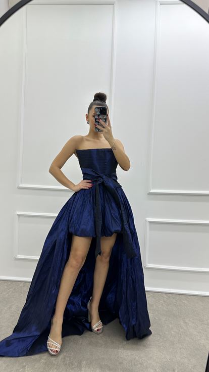Marineblaues, trägerloses Abendkleid mit Schleife aus Taftstoff an der Taille