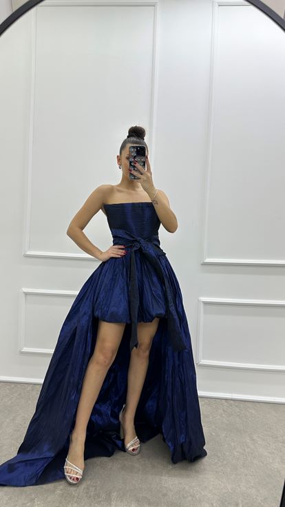 Marineblaues, trägerloses Abendkleid mit Schleife aus Taftstoff an der Taille