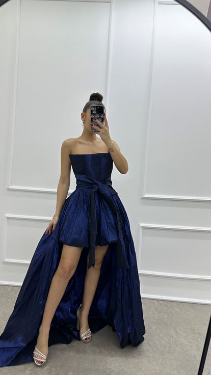 Marineblaues, trägerloses Abendkleid mit Schleife aus Taftstoff an der Taille
