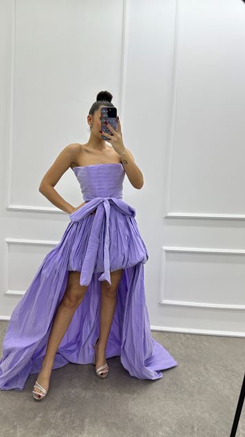 Fliederfarbenes, trägerloses Abendkleid mit Schleife aus Taftstoff an der Taille