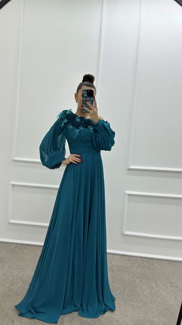 فستان سهرة شيفون باللون الفيروزي على الصدر