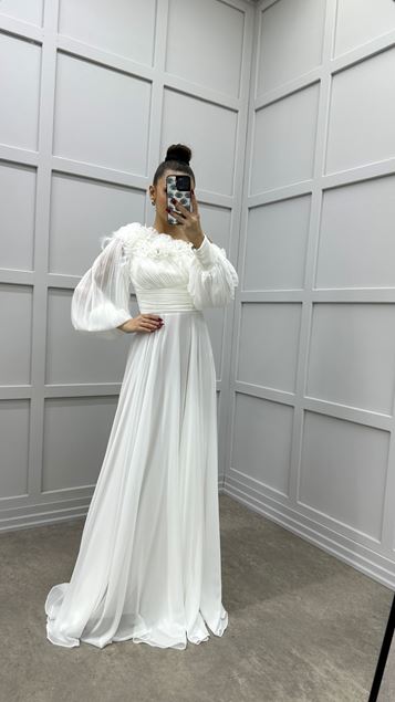 Beyaz Straplez Göğsü Gül Detay Balon Kol Tasarım Abiye Elbise
