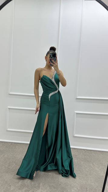 Smaragdgrünes One-Shoulder-Abendkleid aus Satin mit Steinstickerei auf der Brust