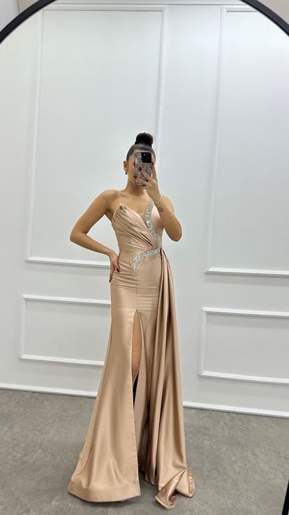 Abito da sera monospalla in raso rosa cipria con dettaglio sul busto impreziosito da pietre 