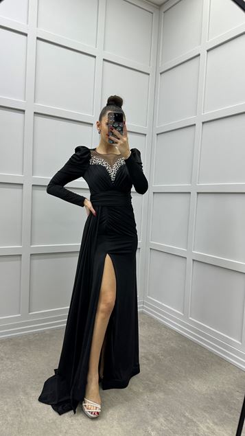 Vestido de noche negro con escote en V en el pecho con diseño bordado en piedra