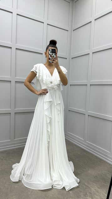 الأبيض الخامس الرقبة انتفض التفاصيل تصميم الخصر الريش فستان السهرة