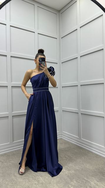 Robe de soirée en satin à une épaule bleu marine à un volant drapé design satin