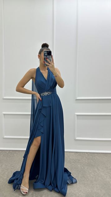 فستان سهرة بتصميم بروش تفاصيل باللون الأخضر البترولي